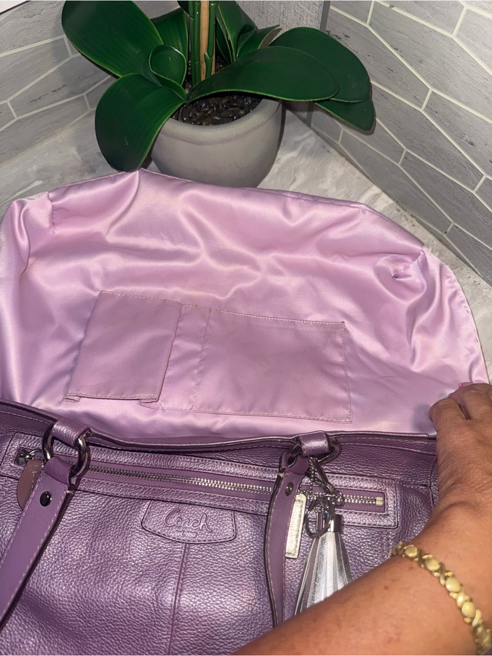 EUC Coach Pebbled Leather Large Shoulder Bag in Pretty Lilac w/ Zippered Closure - Picture 16 of 17
